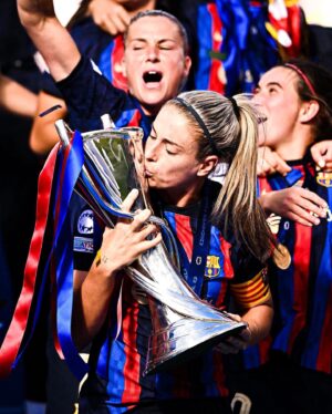 Alexia Putellas Instagram - besos besos besossssss 🏆🏆