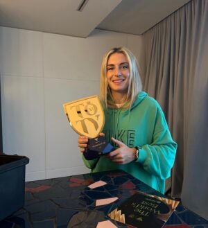Alexia Putellas Instagram - It’s a true honour to be voted into the first ever @easportsfc Women’s Team of the Year. Thank youuuu! 💙🏆