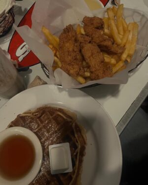 Alexis Jayde Burnett Instagram - Grammy week 🤍  thankful for chicken tenders and french fries