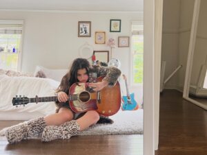 Alexis Jayde Burnett Instagram - this guitar knows everything