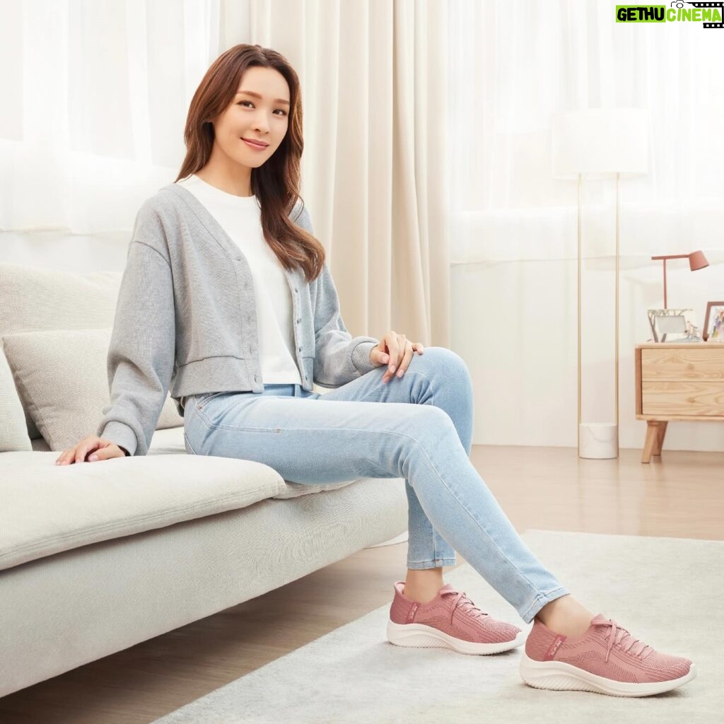 Ali Lee Instagram - 【SKECHERS 品牌大使李佳芯🚶🏻‍♀️💨穿上Slip-ins®️系列展示時尚舒適日常🍃】 SKECHERS 首創的「Hands Free Slip-ins®️」站立穿脫科技系列✨，以方便穿脫為一大賣點，毋須彎腰或用手，一秒閃穿，即穿即走💨，瞬間能體驗極致的舒適時尚。 這次#SKECHERS 更請來品牌大使李佳芯（Ali Lee）👸🏻親身演繹Slip-ins®️ 系列，輕鬆駕馭各種休閒或運動造型🚶🏻‍♀️🏃🏻‍♀️，毫不費力地盡展時尚感，並為她日常生活及工作提供最舒適方便的幫助。 而踏入初冬⛄，SKECHERS亦為 Slip-ins®️ 發佈全新系列產品及配色，快來與Ali一起穿上Slip-ins®️ ，在冬日造型發放時尚魅力吧！😎😎 #SKECHERS #SKECHERSHK #SKECHERSHandsFreeSlipins #Slipins #AliLee #李佳芯 #一秒閃穿 #即穿即走 #站立穿脫科技