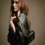 Ali Lee Instagram - 我們都擁有令自己蛻變的能力。 可以是一件衣服、一個場景、一場風暴、一次覺悟。 認清位置、專注提升，讓你的獨一無二在舞台上更覺耀眼✨ @SandroParis #SandroParis #SpringSummer24 #SS24