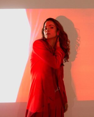 Alice Braga Instagram - Dessas coisas legais de fazer na vida: fotografar a coleção collab da @neriage_ com @stellaartoisbrasil, com um monte de gente querida por perto, peças lindas e uma cervejinha gelada (sempre disse que era boa de bar). O meu dia de modelo foi do jeito que eu gosto, no tempo de ser feliz hoje.   Todos esses looks lindos, criados pela @rafaellacaniello, já estão na loja da Neriage. Aliás, qual o seu favorito nas fotos?   #StellaArtois #VidaArtois #SPFW #publi #apreciecommoderacao