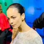 Alice Braga Instagram - Como vocês já devem ter percebido, não sou muito boa por aqui, sempre apareço depois. Mas demorei porque queria viver cada momento, cada segundo do presente, desse dia tão especial e potente. Uma honra receber homenagem ao lado dessas mulheres. Obrigada @festivaldecinemadegramado Que noite mágica. Viva Laura Cardoso! Styling : genia máxima @ritalazzarotti Make : amigo querido @sennarafael Look : uma honra vestir @chanelofficial Foto: Edison Vara / Agência Pressphoto