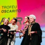 Alice Braga Instagram - Como vocês já devem ter percebido, não sou muito boa por aqui, sempre apareço depois. Mas demorei porque queria viver cada momento, cada segundo do presente, desse dia tão especial e potente. Uma honra receber homenagem ao lado dessas mulheres. Obrigada @festivaldecinemadegramado Que noite mágica. Viva Laura Cardoso! Styling : genia máxima @ritalazzarotti Make : amigo querido @sennarafael Look : uma honra vestir @chanelofficial Foto: Edison Vara / Agência Pressphoto
