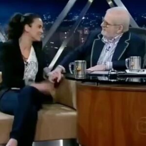 Alice Braga Instagram - Eu, como o Brasil todo, acordou hoje com a partida do querido Jô Soares, um cara que sempre me recebeu bem, mesmo eu ficando absolutamente tímida todas as vezes; que estava interessado, que te olhava no olho pra fazer perguntas. Jô é um Brasil que a gente ama. Inteligente, divertido, esperto. Que baita honra a minha ter estado naquele sofá do Programa do Jô algumas vezes pra falar de cinema, paixão que a gente tem (e sempre teremos) em comum. Que ele seja recebido como merece, com um brinde e uma bela sessão dos filmes noir, que ele tanto gostava.

#josoares