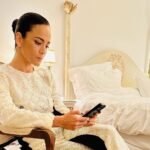 Alice Braga Instagram - Como vocês já devem ter percebido, não sou muito boa por aqui, sempre apareço depois. Mas demorei porque queria viver cada momento, cada segundo do presente, desse dia tão especial e potente. Uma honra receber homenagem ao lado dessas mulheres. Obrigada @festivaldecinemadegramado Que noite mágica. Viva Laura Cardoso! Styling : genia máxima @ritalazzarotti Make : amigo querido @sennarafael Look : uma honra vestir @chanelofficial Foto: Edison Vara / Agência Pressphoto