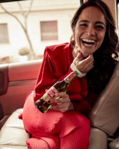 Alice Braga Instagram - Dar um rasante em São Paulo de menos de 12 horas pra participar do desfile da Neriage, narrar um poema lindo do Alberto Caeiro (que é um dos nomes do Fernando Pessoa, que eu amo) e ainda fotografar uma campanha com uma turma de gente que eu admiro. Tudo isso acompanhada de uma boa Stellinha gelada, porque sempre disse que era boa de bar. Tem #TBT melhor que esse? #StellaArtoisSPFW22 #publi @stellaartoisbrasil @neriage_ #bebacommoderacao Fotos do genial @_wendyandrade.