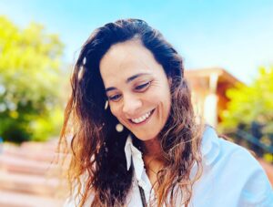 Alice Braga Instagram - A alegria de sair mais cedo do trabalho 
•
The happiness of leaving work early