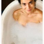 Alice Braga Instagram - Recebi a notícia pelo Gabriel de que ganhamos Melhor Ator e Melhor Atriz de cinema no Prêmio APCA (um dos mais importantes do Brasil o/), o que só deixou ainda mais especial essa história de ‘Eduardo e Mônica’ (sim, tô desde ontem cantando essa música).  Gab, sua entrega, sua paixão e generosidade me emocionam e inspiram. Seu Eduardo foi fundamental pra construir a minha Mônica. Ela também é sua. Foi um projeto desafiador, já que quase todo mundo no Brasil conhece ‘Eduardo e Mônica’. Foi lindo falar de amor e celebrar as diferenças. Esse prêmio tem um valor muito grande. É uma honra imensa receber o APCA. Obrigada Bianca De Felippes, produtora do filme, e René Sampaio, diretor, por não terem desistido de mim nesse papel! E quem me irá dizer que não existe razão? ‘Eduardo e Mônica’ tá disponível no @globoplay