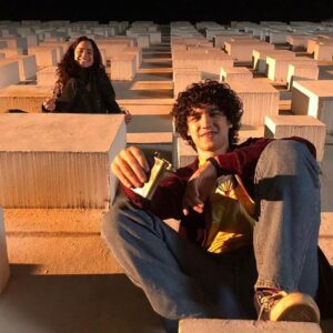 Alice Braga Instagram - Recebi a notícia pelo Gabriel de que ganhamos Melhor Ator e Melhor Atriz de cinema no Prêmio APCA (um dos mais importantes do Brasil o/), o que só deixou ainda mais especial essa história de ‘Eduardo e Mônica’ (sim, tô desde ontem cantando essa música).  Gab, sua entrega, sua paixão e generosidade me emocionam e inspiram. Seu Eduardo foi fundamental pra construir a minha Mônica. Ela também é sua. Foi um projeto desafiador, já que quase todo mundo no Brasil conhece ‘Eduardo e Mônica’. Foi lindo falar de amor e celebrar as diferenças. Esse prêmio tem um valor muito grande. É uma honra imensa receber o APCA. Obrigada Bianca De Felippes, produtora do filme, e René Sampaio, diretor, por não terem desistido de mim nesse papel! E quem me irá dizer que não existe razão? ‘Eduardo e Mônica’ tá disponível no @globoplay