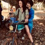Alice Braga Instagram - Recebi a notícia pelo Gabriel de que ganhamos Melhor Ator e Melhor Atriz de cinema no Prêmio APCA (um dos mais importantes do Brasil o/), o que só deixou ainda mais especial essa história de ‘Eduardo e Mônica’ (sim, tô desde ontem cantando essa música).  Gab, sua entrega, sua paixão e generosidade me emocionam e inspiram. Seu Eduardo foi fundamental pra construir a minha Mônica. Ela também é sua. Foi um projeto desafiador, já que quase todo mundo no Brasil conhece ‘Eduardo e Mônica’. Foi lindo falar de amor e celebrar as diferenças. Esse prêmio tem um valor muito grande. É uma honra imensa receber o APCA. Obrigada Bianca De Felippes, produtora do filme, e René Sampaio, diretor, por não terem desistido de mim nesse papel! E quem me irá dizer que não existe razão? ‘Eduardo e Mônica’ tá disponível no @globoplay