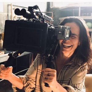 Alice Braga Instagram - Recebi a notícia pelo Gabriel de que ganhamos Melhor Ator e Melhor Atriz de cinema no Prêmio APCA (um dos mais importantes do Brasil \o/), o que só deixou ainda mais especial essa história de ‘Eduardo e Mônica’ (sim, tô desde ontem cantando essa música).
 Gab, sua entrega, sua paixão e generosidade me emocionam e inspiram. Seu Eduardo foi fundamental pra construir a minha Mônica. Ela também é sua. Foi um projeto desafiador, já que quase todo mundo no Brasil conhece ‘Eduardo e Mônica’. Foi lindo falar de amor e celebrar as diferenças. Esse prêmio tem um valor muito grande. É uma honra imensa receber o APCA. 

Obrigada Bianca De Felippes, produtora do filme, e René Sampaio, diretor, por não terem desistido de mim nesse papel! E quem me irá dizer que não existe razão? 

‘Eduardo e Mônica’ tá disponível no @globoplay