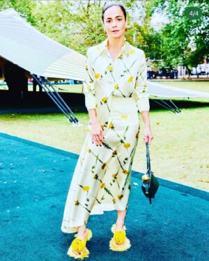 Alice Braga Instagram - Sobre dias incríveis em Londres com @burberry pra ver o desfile e fazer um editorial lindo que sai em breve na @voguebrasil 

Styling @ritalazzarotti 💛
Hair @garethbromell 
Make Up # Emma Lovell
Partner in crime @crisnaumovs 💙