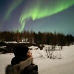 Alice Braga Instagram - Islândia, 2022 Filmando RETREAT (que estreia em breve!) Ver a aurora boreal foi um dos momentos mais lindos que vivi na vida. Amo filmar em lugares inusitados que me proporcionam essas experiências inacreditáveis. #TBT