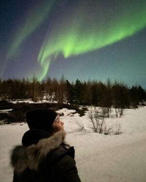Alice Braga Instagram - Islândia, 2022
Filmando RETREAT (que estreia em breve!)
Ver a aurora boreal foi um dos momentos mais lindos que vivi na vida.
Amo filmar em lugares inusitados que me proporcionam essas experiências inacreditáveis. 
#TBT