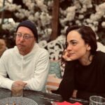 Alice Braga Instagram - Ando monotemática com Dark Matter. Aliás, você conhece? Tô filmando, pra AppleTV , aqui em Chicago a adaptação do livro homônimo de Blake Crouch (esse cara genial e generoso aí da foto comigo) onde interpreto Amanda. Sempre penso nos outros caminhos que a vida poderia ter tido e a série é exatamente sobre isso. Baita desafio como atriz sim, mas na vida real como não ficar com “E se... E se…” na cabeça o tempo todo? • In Chicago shooting the adaptation of Dark Matter, book by Blake Crouch (the brilliant guy in the photo with me). I always think about the different paths I could’ve taken in life, “what if… what if…” all the time… The show is exactly about that. Soon on Appletv Can’t wait #darkmatter