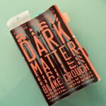 Alice Braga Instagram - Ando monotemática com Dark Matter. Aliás, você conhece? Tô filmando, pra AppleTV , aqui em Chicago a adaptação do livro homônimo de Blake Crouch (esse cara genial e generoso aí da foto comigo) onde interpreto Amanda. Sempre penso nos outros caminhos que a vida poderia ter tido e a série é exatamente sobre isso. Baita desafio como atriz sim, mas na vida real como não ficar com “E se... E se…” na cabeça o tempo todo? • In Chicago shooting the adaptation of Dark Matter, book by Blake Crouch (the brilliant guy in the photo with me). I always think about the different paths I could’ve taken in life, “what if… what if…” all the time… The show is exactly about that. Soon on Appletv Can’t wait #darkmatter