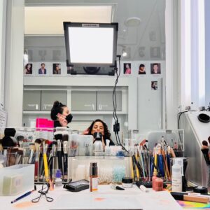 Alice Braga Instagram - Ando monotemática com Dark Matter. Aliás, você conhece? Tô filmando, pra AppleTV , aqui em Chicago a adaptação do livro homônimo de Blake Crouch (esse cara genial e generoso aí da foto comigo) onde interpreto Amanda. Sempre penso nos outros caminhos que a vida poderia ter tido e a série é exatamente sobre isso. Baita desafio como atriz sim, mas na vida real como não ficar com “E se... E se…” na cabeça o tempo todo?
•
In Chicago shooting the adaptation of Dark Matter, book by Blake Crouch (the brilliant guy in the photo with me). 
I always think about the different paths I could’ve taken in life, “what if… what if…” all the time… The show is exactly about that.
Soon on Appletv 
Can’t wait

#darkmatter