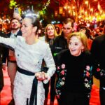 Alice Braga Instagram - Como vocês já devem ter percebido, não sou muito boa por aqui, sempre apareço depois. Mas demorei porque queria viver cada momento, cada segundo do presente, desse dia tão especial e potente. Uma honra receber homenagem ao lado dessas mulheres. Obrigada @festivaldecinemadegramado Que noite mágica. Viva Laura Cardoso! Styling : genia máxima @ritalazzarotti Make : amigo querido @sennarafael Look : uma honra vestir @chanelofficial Foto: Edison Vara / Agência Pressphoto