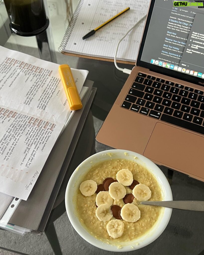 Alice Pagani Instagram - Sunday morning / Homework and porridge / Flowers, candles and interesting books / New flat 🫶🏻