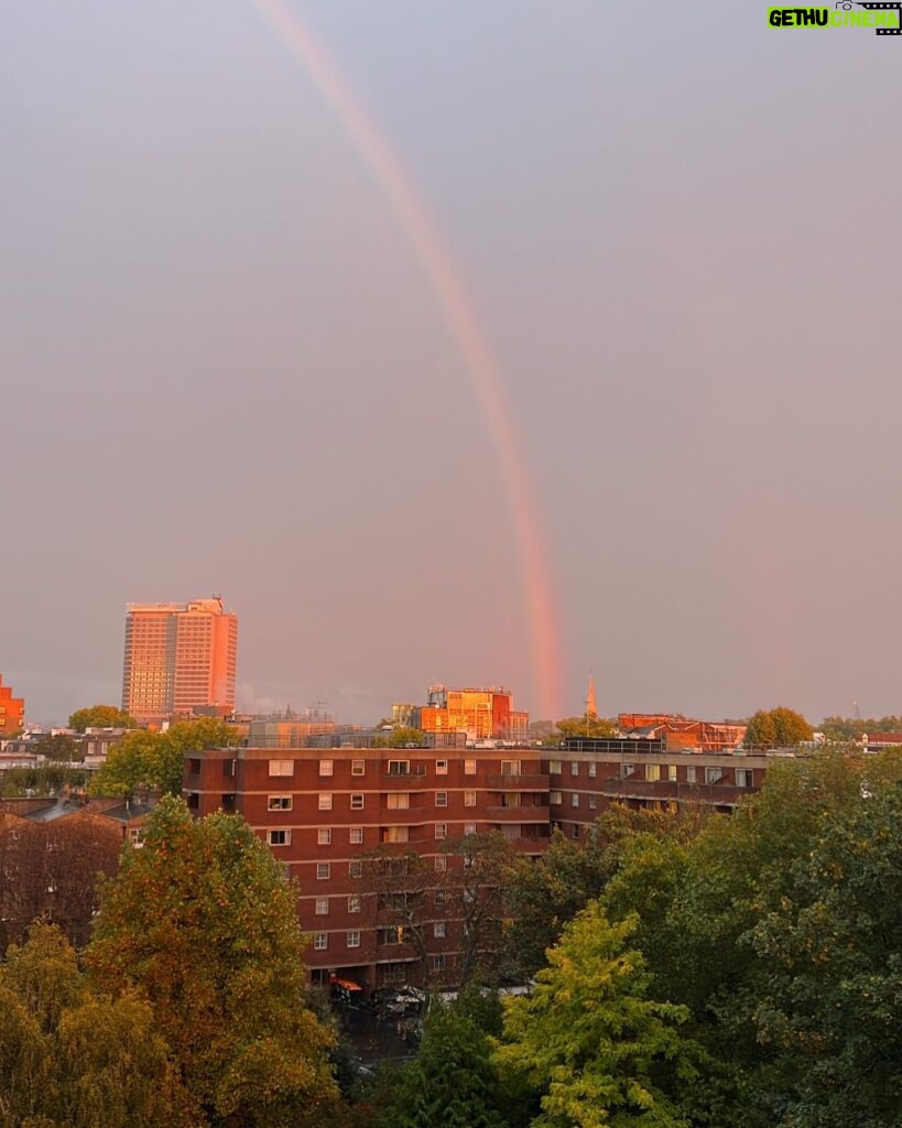 Alice Pagani Instagram - I’m grateful for the time I have spent in England. 🇬🇧 1 backstage of @cap74024 2 rainbow from my flat 3 Punk-princess at the @printworkslondon 4 Blood in the wall 5 People dancing Melodic Techno 6 My Roman family in London 🫶🏻 7 I haven’t seen snow in many years 8 My cousin and I are typical London tourists 9 walking in Soho at night