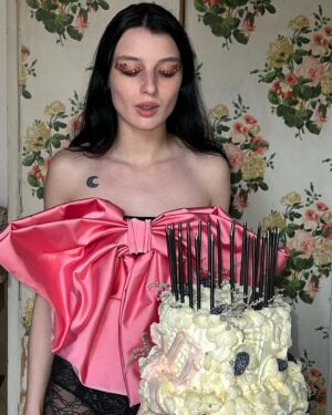 Alice Pagani Instagram -  25 🎀

Thank you all for the birthday wishes!✨