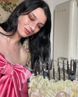 Alice Pagani Instagram -  25 🎀

Thank you all for the birthday wishes!✨