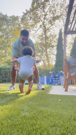 Alicia « Shanna » Kress Instagram - Loüka marche 🥹

Tes premiers pas mon trésor, papa et maman sont tellement fiers, non pas parce que tu marches à 9 mois, mais parce que tous les jours ton visage s’illumine de curiosité pour tout ce que tes mains ou tes yeux rencontrent..
On est fiers de l’amour qu’on partage tous les trois mais fiers aussi des galères qui commencent à devoir te courir derrière !

#babywalker #babyboy #bebé #marche #papa