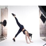 Alicia « Shanna » Kress Instagram - On travaille dur sur ce projet ça passe par des shootings « 727 photos lol 😱😳😂 » On a trop hâte de partager le projet avec vous, on bosse h24, dites nous en commentaires ce que vous aimeriez retrouver pour ce programme 😊 Ps : pour la photo de couverture je me suis fait une élongation 😂🤣