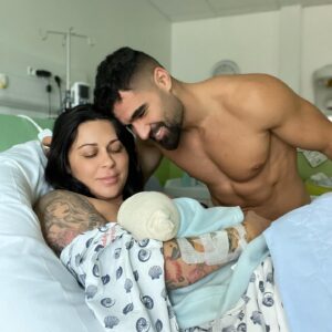 Alicia « Shanna » Kress Instagram - Bébé LOÜKA MATIJAS est né ❤️

Le plus beau jour de notre vie est arrivé, Notre fils est à nos côtés 🥹

Depuis ta naissance on sait ce que signifie d’être fiers et comblés, on est devenus ton Papa et ta Maman 👶

Et puisque tes parents t’ont attendu toute leur vie, on a décidé de se couper du monde, de créer une bulle d’amour pour profiter de chaque seconde de ton arrivée et pour apprendre à être les parents que tu mérites.

Ne nous en voulez pas les amis si on n’est pas très présents pour le moment, on a besoin de profiter avant que le temps nous échappe ☺️
Depuis près d’une semaine on a rejoint notre petit nuage.. et on ne sait pas quand on y redescendra..
Mais pour nos souvenirs, autant que pour faire plaisir à ceux qui nous soutiennent et à  la vue des messages qu’on reçoit, qui nous aiment aussi.. on vous partagera dès que possible une vidéo sur notre chaîne YouTube dans laquelle on découvrira l’accouchement et notre séjour à la maternité ❤️

Merci pour votre patience, et le tsunami d’amour 🙌