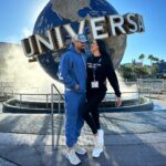 Alicia « Shanna » Kress Instagram - Notre voyage en FLORIDE ✈️ Retour en images sur notre nouveau vlog dispo dès maintenant sur notre chaîne YouTube « Un mec, Une meuf » (lien dans la bio) Quelle est votre photo préférée ? 📸 1: devant la mythique entrée de @universalorlando ! Un lieu magique qu’on a surkiffé 🤩 2: pour la première fois j’ai été dans un stand de tir et du coup je peux affirmer que les acteurs dans les films qui tiennent des mitraillettes à une main sont des mythos 🔫 3: match de @nba une des plus folles expériences de ma vie ! Même si les @miamiheat ont perdu c’était fantastique 🏀 4: 0n est loin d’être des pros mais très très bonne rigolade à @miamitopgolf ⛳️ 5: à chaque étape notre fils a adoré ! Il s’émerveille de tout et en particulier à @universalorlando 🤩 6: cette vue atypique de Miami nous faisait voyager à chaque fois qu’on y posait les yeux depuis notre terrasse 🌇 Je vous souhaite de voyager les amis, le monde est vaste et regorge de découvertes époustouflantes ! #miami #heat #topgolf #orlando #universalstudios #universalorlando #vlog #unmecunemeuf #tir #shoot #usa #floride