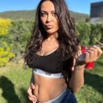 Alicia « Shanna » Kress Instagram - Je n’ai toujours pas retrouvé mon ventre et bébé va avoir 5 mois demain 🤷🏻‍♀️☺️ (Dernière photo c’est mon objectif les amis) 👏🏼🫡 J’attendais l’autorisation de ma sage femme par rapport à la rééducation du périnée pour pouvoir reprendre la sport Je vais pouvoir recommencer dans peu de temps je suis déterminée plus que jamais à retrouver mon corps ça y’est il est temps , je ne vous cache pas que j’ai aussi bien perdu des fesses 😣 du coup on va s’y remettre bien comme il le faut 🙏🏼👍 J’ai perdu des fesses, ma peau est détendue, j’ai le ventre gonflé, j’ai des plis dans le dos » tous ce qu’il faut que j’élimine 👍 Certaines me diront « Oh mais ça va tu es bien comme ça! » les amis chacun à sa vision des choses et se sent bien différemment pour ma part je ne suis pas genre « deguelasse » ok mais je ne me sens pas spécialement bien comme ça non plus donc je vais reprendre les choses en main! Sévère ! Lol Attention petit soldat « Caporal Kress serait de retour? » 😂😂😂 Allez motivation! On se motive ?! et #jarretedeboufferdelamerde aussi 😂💪🏼