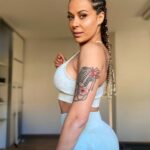 Alicia « Shanna » Kress Instagram - Vous aimez cette coiffure ? J’ai eu peur de perdre mes cheveux …🫣 Pour le tournage de notre nouveau programme de sport, j’ai décidé de faire des tresses, on m’avait dit « fais gaffe tu vas avoir des migraines à cause des tresses, tu vas perdres tous tes cheveux » Au final je n’ai pas perdu de cheveux plus que d’habitude et aucune migraine 😍 Du coup je suis trop contente et je kiff de ouff 😍 Bonne soirée