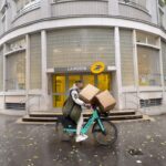 Alicia « Shanna » Kress Instagram - Je LIVRE 🚚 On est très fiers de ce qu’on a créé avec nos associés ! Imaginer et fonder une entreprise ce n’est qu’un début, mais se faire inonder par vos retours positifs c’est la récompense 🥇 Après des milliers d’heures de travail au bureau ou sur le terrain, ce n’est pas la pluie qui m’effraie, pas assez pour m’assurer que vous receviez vos Colis à temps 📦😅 On vous annonce malheureusement que VICTIMES DE LEUR SUCCÈS, les bandes @fitness_camp_officiel ne sont plus dispos, mais on a une idée pour se faire pardonner : RDV dans notre story les coupains ✌🏻 #fitnesscamp #sport #colis #publicite #livraison #entreprise