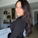 Alicia « Shanna » Kress Instagram - Les meufs ! Vous utilisez quoi pour vos cheveux? Perso j’essaye vraiment d’en prendre soin, que se soit les soins que j’utilise ou couper les pointes assez souvent, les plaques j’évite au max, d’ailleurs avec la chute d’hormones j’en ai tellement perdu 😣 mais j’ai de la chance d’avoir une bonne masse et surtout vraiment j’essaye d’en prendre soin. Vous utilisez quoi pour vos cheveux dites moi en commentaires ça peut servir ☺️ bisous