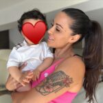 Alicia « Shanna » Kress Instagram - INCROYBALE au quotidien♥️ Je ne sais pas si vous l’avez vu dans nos derniers posts mais ça y’est Loùka marche 😍, ça passe tellement vite 2 dents en bas déjà celles du haut qui poussent 😍🫣 il vient d’avoir 10 mois En fait tu te rends compte que chaque étape est juste incroyable 😍 Les fous rires 😍😂🙏🏼, les moments lecture, quand il mange, bref on est en admiration devant chaque geste qu’il peut faire 😍😂 On m’avait dit que d’être maman, d’être parents ça changeait mais il est vrai que c’est assez incroyable 😍 ce que l’on vit 🙏🏼😍♥️ Et ce n’est que le début Nous profitons avec lui tous les jours nous avons cette chance de l’avoir avec nous à la maison c’est juste magique 🙏🏼🙏🏼🙏🏼🙏🏼♥️♥️♥️♥️