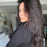 Alicia « Shanna » Kress Instagram - Les meufs ! Vous utilisez quoi pour vos cheveux? Perso j’essaye vraiment d’en prendre soin, que se soit les soins que j’utilise ou couper les pointes assez souvent, les plaques j’évite au max, d’ailleurs avec la chute d’hormones j’en ai tellement perdu 😣 mais j’ai de la chance d’avoir une bonne masse et surtout vraiment j’essaye d’en prendre soin. Vous utilisez quoi pour vos cheveux dites moi en commentaires ça peut servir ☺️ bisous