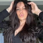 Alicia « Shanna » Kress Instagram - Les meufs ! Vous utilisez quoi pour vos cheveux? Perso j’essaye vraiment d’en prendre soin, que se soit les soins que j’utilise ou couper les pointes assez souvent, les plaques j’évite au max, d’ailleurs avec la chute d’hormones j’en ai tellement perdu 😣 mais j’ai de la chance d’avoir une bonne masse et surtout vraiment j’essaye d’en prendre soin. Vous utilisez quoi pour vos cheveux dites moi en commentaires ça peut servir ☺️ bisous