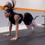 Alicia « Shanna » Kress Instagram - C’est lundi!!!! Séance complète sur @fitness_camp_officiel ! Et vous votre lundi c’est quoi? 😝💪🏼 MOOOTTTIIIVVVAAATTIOOONNN!!! Lol 😆