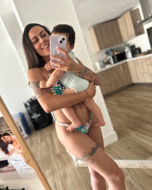 Alicia « Shanna » Kress Instagram - 1ere photo d’été avec mon fils 😍🤩 
Qu’est-ce qu’il grandit vite ♥️
Déjà 7mois et demi 
Tellement fier de lui, comme beaucoup de parents le diraient « mon fils est parfait » 😂♥️ c’est ce que j’ai envie de vous dire lol malgres son petit caractère, on a une chance de ouffff ♥️ il est incroyable 😍
On est amoureux de notre fils 😍😂🙏🏼
Je vais vous décrire un peu Loüka ♥️ et vous comment et votre bébé dites moi en commentaire ? 

Alors Loüka est sage, curieux, très souriant, il se tape déjà des fou rire 😍😂, il adore la musique, il fait ses nuits ( 🙏🏼 merci mon dieu 😂), il mange de tout, il ne crie pas (encore lol 😂) il a envie d’apprendre à faire pleins de choses, il est calme, mais il aime être actif,bref je pourrais le décrire pendant des heures 😂😍
Je vous ai décrit quelques traits de caractère et vous les amis …

On peut dire qu’il a autant de cheveux que maman lol 😂😍

En tous cas plus de complexes j’ai atteint mon objectif les amis 
Une femme et une maman comblée ♥️

Bonne soirée à tous
