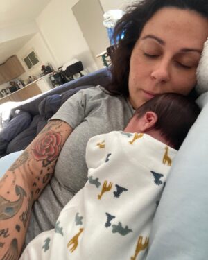 Alicia « Shanna » Kress Instagram - Un an jour pour jour où tu es arrivé mon fils! 😍♥️
Tu m’as transformé je suis une autre femme et je préfère tellement celle que je suis devenue grâce à toi et à ton papa 😍♥️🙏🏼
J’me rappelle,
moi qui disait “je ne sais pas si j’aurai l’instinct maternelle 😣”
😂😂😂 tu ne peux pas avoir plus l’instinct maternelle que moi 😂😍🙏🏼
Tous les jours on vit une aventure à tes côtés mon fils! Une aventure exceptionnelle Notre trésor ♥️♥️♥️♥️
Tellement hâte de découvrir la suite ♥️