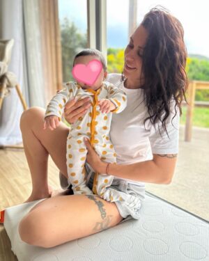 Alicia « Shanna » Kress Instagram - On a passé beaucoup de temps tous les 2 ces derniers jours 🙏🏼 heureusement que marraine était là 😍 c’est pas facile ☺️
Promis Jvais faire un effort sur mes prochaines photos 😂 #meufquinaplusletempsdesepreparer #jaiplusdevie #mamanaufoyer 😂