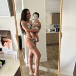 Alicia « Shanna » Kress Instagram - 1ere photo d’été avec mon fils 😍🤩 Qu’est-ce qu’il grandit vite ♥️ Déjà 7mois et demi Tellement fier de lui, comme beaucoup de parents le diraient « mon fils est parfait » 😂♥️ c’est ce que j’ai envie de vous dire lol malgres son petit caractère, on a une chance de ouffff ♥️ il est incroyable 😍 On est amoureux de notre fils 😍😂🙏🏼 Je vais vous décrire un peu Loüka ♥️ et vous comment et votre bébé dites moi en commentaire ? Alors Loüka est sage, curieux, très souriant, il se tape déjà des fou rire 😍😂, il adore la musique, il fait ses nuits ( 🙏🏼 merci mon dieu 😂), il mange de tout, il ne crie pas (encore lol 😂) il a envie d’apprendre à faire pleins de choses, il est calme, mais il aime être actif,bref je pourrais le décrire pendant des heures 😂😍 Je vous ai décrit quelques traits de caractère et vous les amis … On peut dire qu’il a autant de cheveux que maman lol 😂😍 En tous cas plus de complexes j’ai atteint mon objectif les amis Une femme et une maman comblée ♥️ Bonne soirée à tous