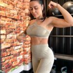 Alicia « Shanna » Kress Instagram - 🚨7 exos ventre plat 🚨 Aujourd’hui séance abdos! Swipe up vers la gauche ! Pour voir les exercices Pour chaque exos, je les fais une dizaine de fois, voir 15x et je recommence 3x. Ça m’arrive parfois de recommencé 1x de plus ! Donc 4x,pour que se soit bien intense !!! On active son mental et on bouge son boule les meufs lol 😂 Et vous, vous faites ce genre d’exos ? @fitness_camp_officiel #ventreplat #exerciceabdos #abdosmaison #avoirleventreplat #abdos #shannakress #fitnesscamp #fairedusport #motivation #activetonmental