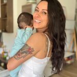 Alicia « Shanna » Kress Instagram - Un an jour pour jour où tu es arrivé mon fils! 😍♥️ Tu m’as transformé je suis une autre femme et je préfère tellement celle que je suis devenue grâce à toi et à ton papa 😍♥️🙏🏼 J’me rappelle, moi qui disait “je ne sais pas si j’aurai l’instinct maternelle 😣” 😂😂😂 tu ne peux pas avoir plus l’instinct maternelle que moi 😂😍🙏🏼 Tous les jours on vit une aventure à tes côtés mon fils! Une aventure exceptionnelle Notre trésor ♥️♥️♥️♥️ Tellement hâte de découvrir la suite ♥️