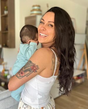 Alicia « Shanna » Kress Instagram - Un an jour pour jour où tu es arrivé mon fils! 😍♥️
Tu m’as transformé je suis une autre femme et je préfère tellement celle que je suis devenue grâce à toi et à ton papa 😍♥️🙏🏼
J’me rappelle,
moi qui disait “je ne sais pas si j’aurai l’instinct maternelle 😣”
😂😂😂 tu ne peux pas avoir plus l’instinct maternelle que moi 😂😍🙏🏼
Tous les jours on vit une aventure à tes côtés mon fils! Une aventure exceptionnelle Notre trésor ♥️♥️♥️♥️
Tellement hâte de découvrir la suite ♥️