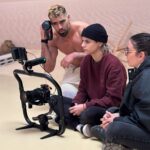 Alicia « Shanna » Kress Instagram - Backstage : installation du décor par John 🎥 ️Et oui, on nous voit souvent face caméra mais derrière il y a énormément de travail ! Surtout avec Général Matijas qui est très exigeant et investi pour que tout soit parfait 😜👌 Notamment ça lui tient à cœur de vous proposer un contenu original, alors pour notre dernier programme on a voulu vous emmener dans le désert ! 🏜 John a mis sa casquette de DA et il est passé à l’action : trouver le lieu, installer les éclairages, le sable… mais aussi disposer les éléments du décor pour que tout rende bien à la caméra 😎 😜 Alors, pari tenu ? 👇Viens nous dire en commentaire ce que tu penses du résultat et si ça te plairait de voir plus de coulisses sur Fitness Camp 😉 Retrouve notre programme de sport Mission Désert à -25% en ce moment dans le pack complet sur fitnesscamp.fr 🔥 #backstage #coulisses #facecamera #da #directionartistique #directeurartistique #shannakress #shanna #jonathanmatijas #fitnesscamp #programmedesport #sportdebutant #programmedebutant #hiit #missiondesert #pertedepoids #lesportcestlavie #lesportcestfun