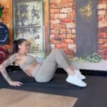 Alicia « Shanna » Kress Instagram - 🚨7 exos ventre plat 🚨 Aujourd’hui séance abdos! Swipe up vers la gauche ! Pour voir les exercices Pour chaque exos, je les fais une dizaine de fois, voir 15x et je recommence 3x. Ça m’arrive parfois de recommencé 1x de plus ! Donc 4x,pour que se soit bien intense !!! On active son mental et on bouge son boule les meufs lol 😂 Et vous, vous faites ce genre d’exos ? @fitness_camp_officiel #ventreplat #exerciceabdos #abdosmaison #avoirleventreplat #abdos #shannakress #fitnesscamp #fairedusport #motivation #activetonmental