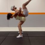 Alicia « Shanna » Kress Instagram - THE DÉFI 🫣 Elle l’a fait 👏🏻 60kgs dans le coin rose VS 80kgs dans le coin bleu 🥊 Qui peut tenter de relever le #defi avec son(sa) partenaire ? #core #porter #couple #workoutmotivation #challengeaccepted #fitnesscamp